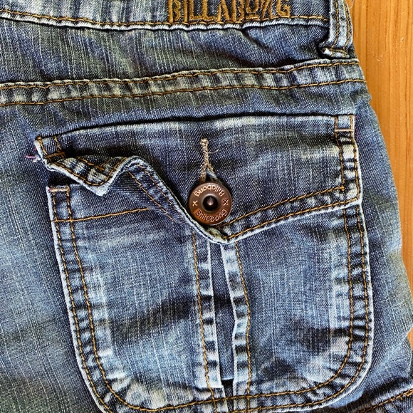 Women’s Billabong jean shorts. Size 5. Very short!!! - Picture 4 of 4
